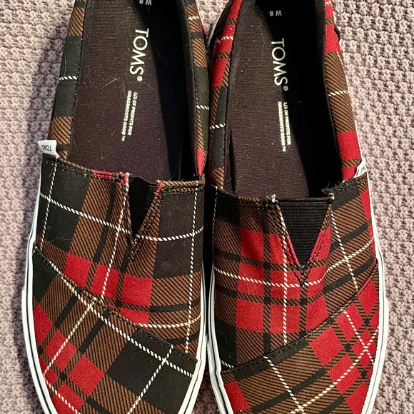 Toms Men's Red and Black Plaid Loafers - Picture 1 of 8